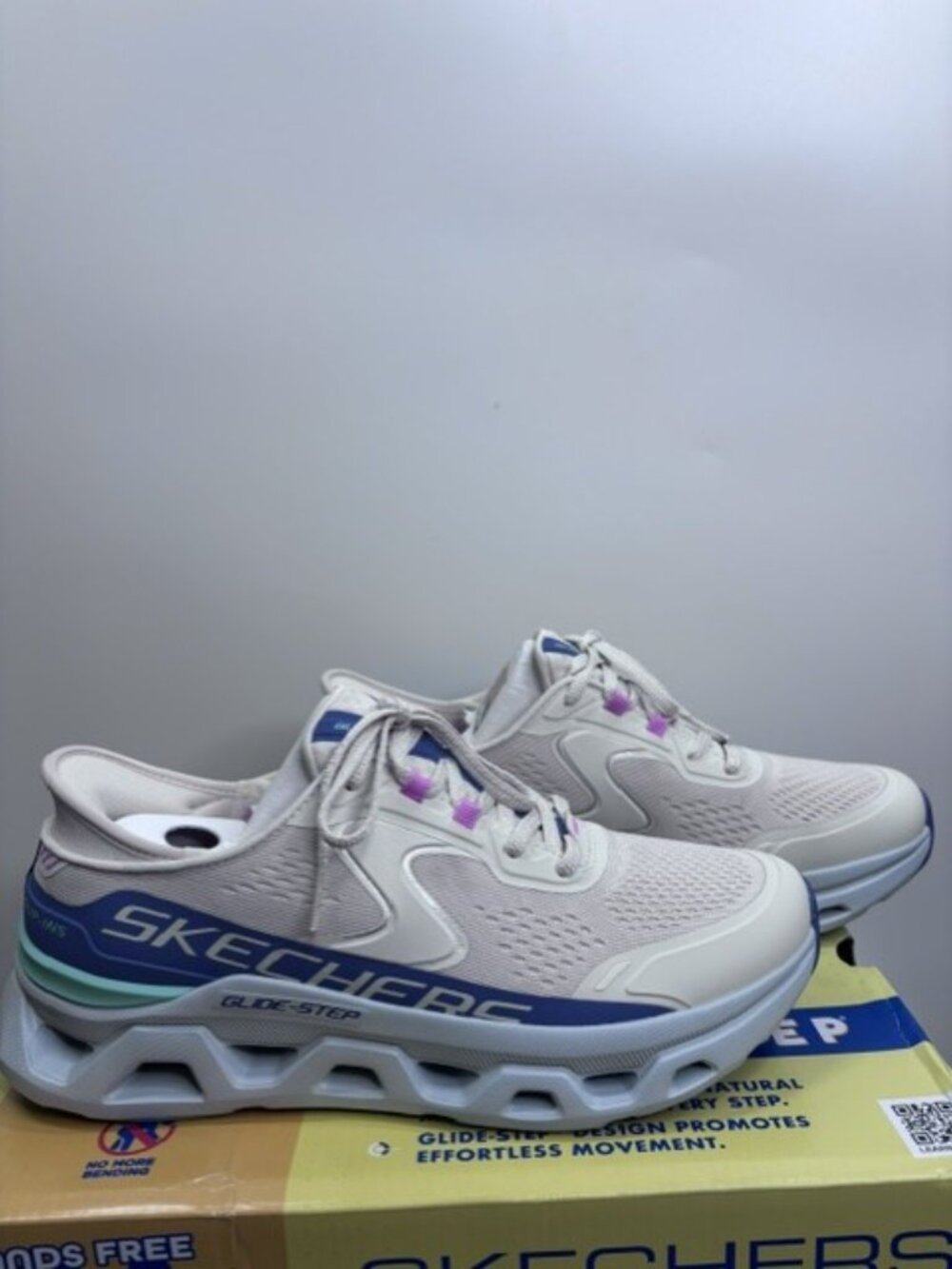 Skechers Women's Glide-Step Altus Slip-In Sneaker Memory Foam Size 9.5 NWB